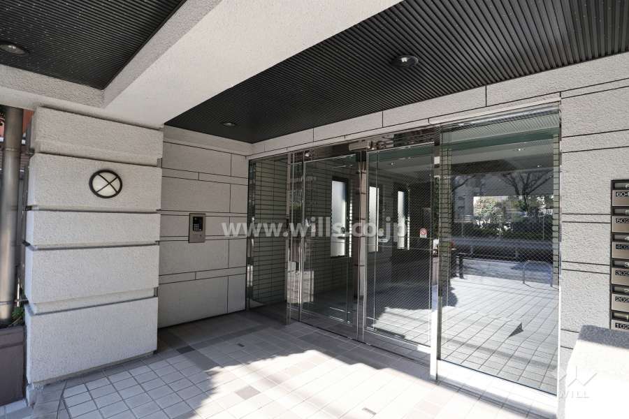 エントランスはオートロック付きです。