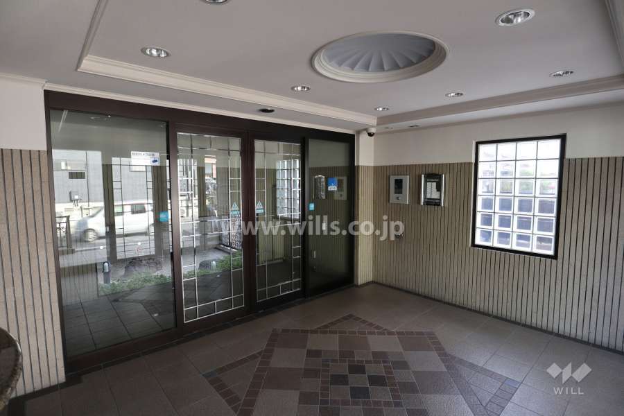 エントランスはオートロック付きです。