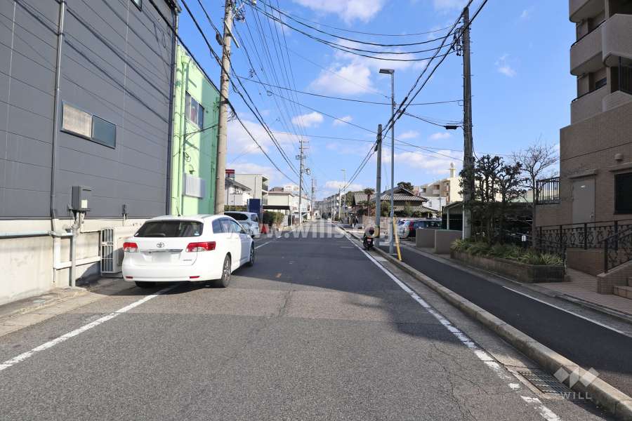 敷地北側の前面道路（西側から）