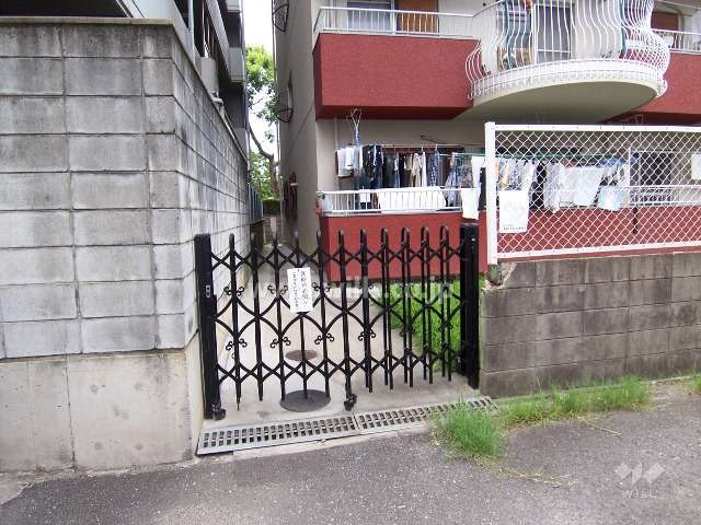 エントランス反対側にある出入り口