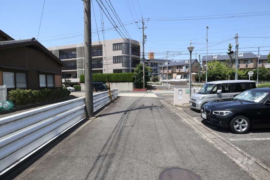敷地西側の前面道路（南側から）