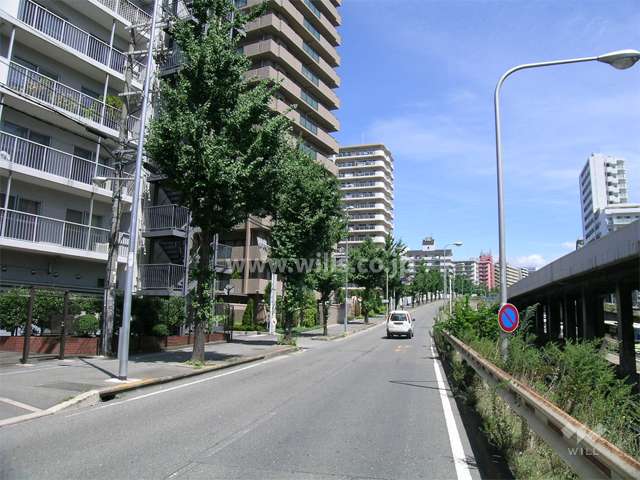 敷地の東側には新御堂筋が走っています。