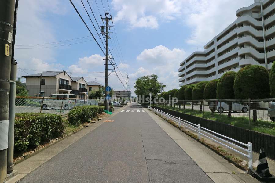 敷地の北側前面道路(西側から)