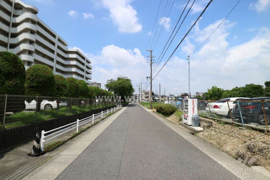 敷地の北側前面道路(東側から)