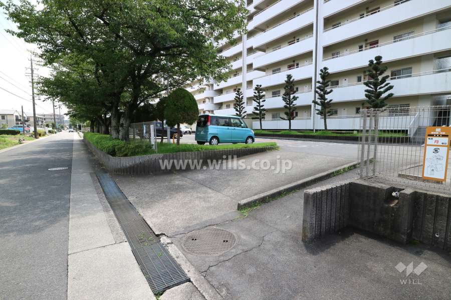 駐車場出入り口(北西側)