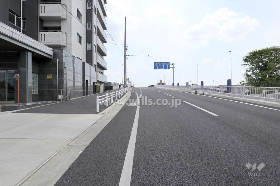 敷地西側の前面道路。片側二車線のバス通りです。