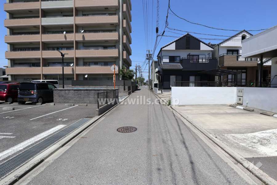 敷地東側の前面道路（南側から）