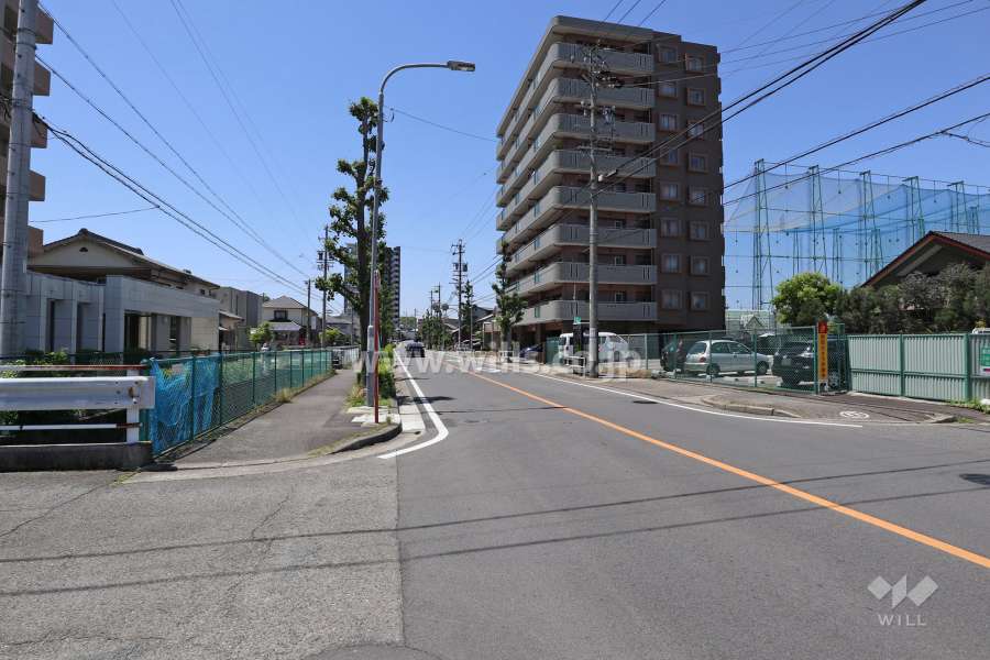 敷地南側の前面道路（東側から）