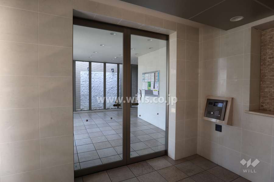 エントランスはオートロック付きです。