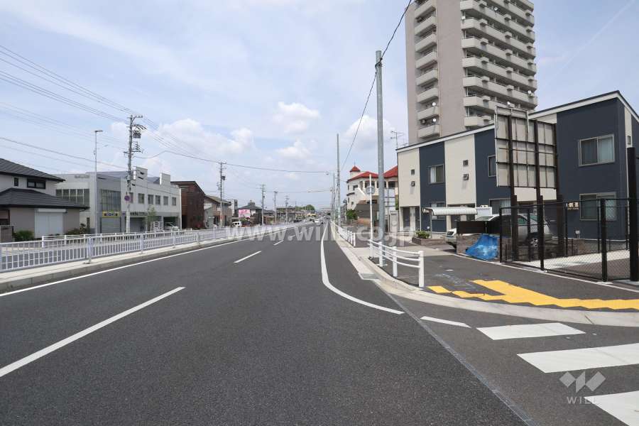 敷地西側の前面道路（南側から）