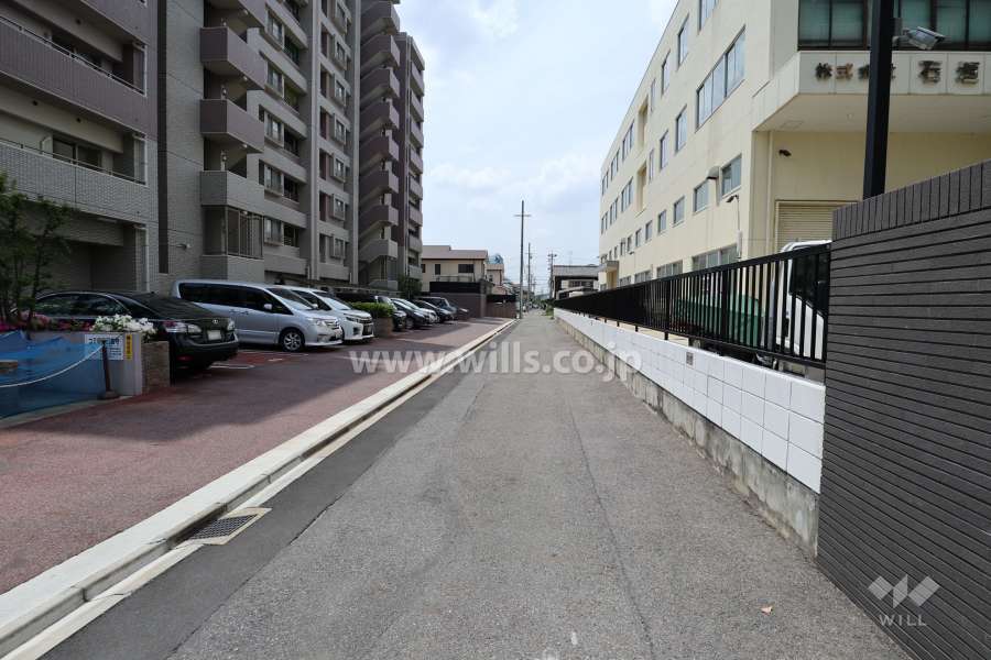 敷地北側の前面道路（東側から）