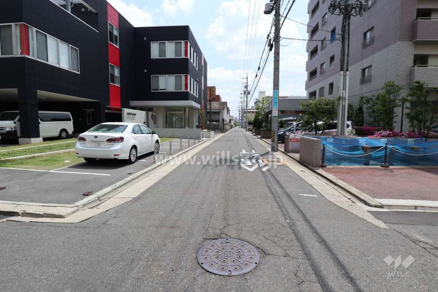 敷地東側の前面道路（北側から）