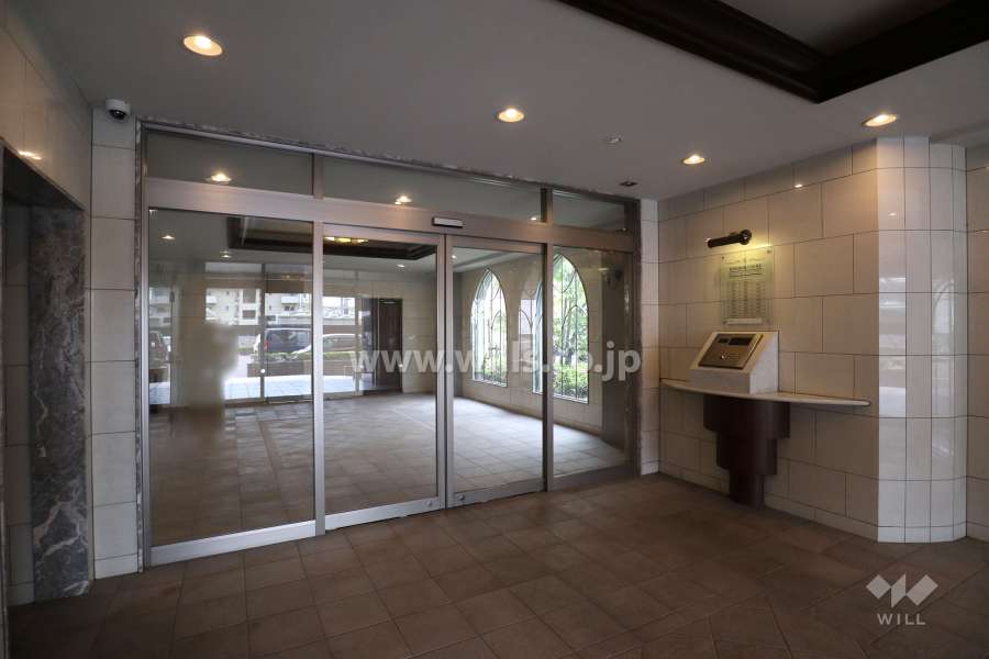 エントランスはオートロック付きです。