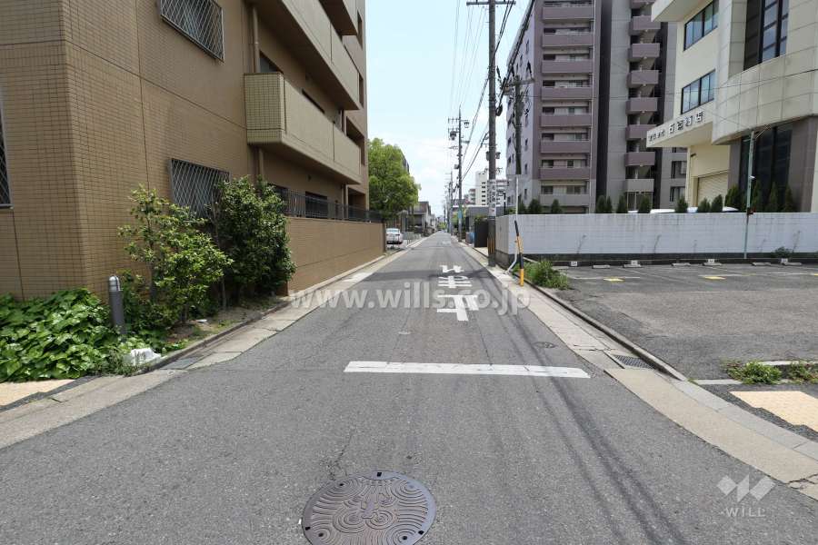 敷地西側の前面道路（北側から）