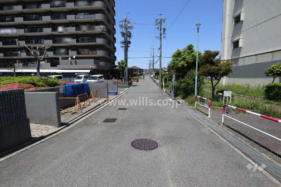 敷地東側の前面道路（南側から）