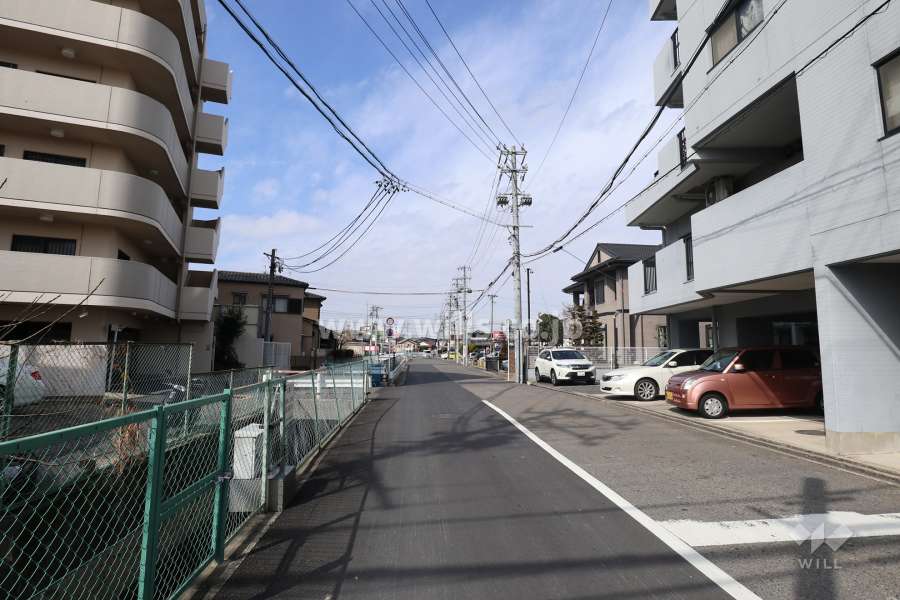 物件の北側前面道路（東側から）