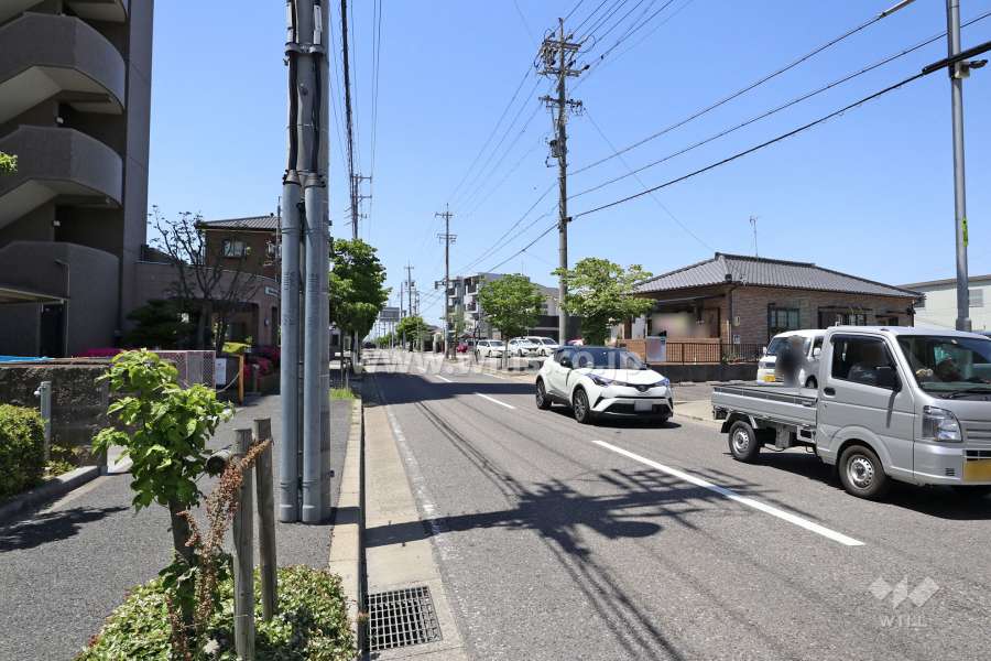 敷地北東側の前面道路（南東側から）