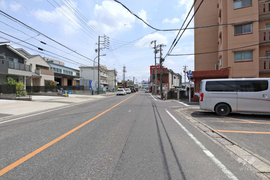 敷地北側の前面道路。二車線のバス通りです。