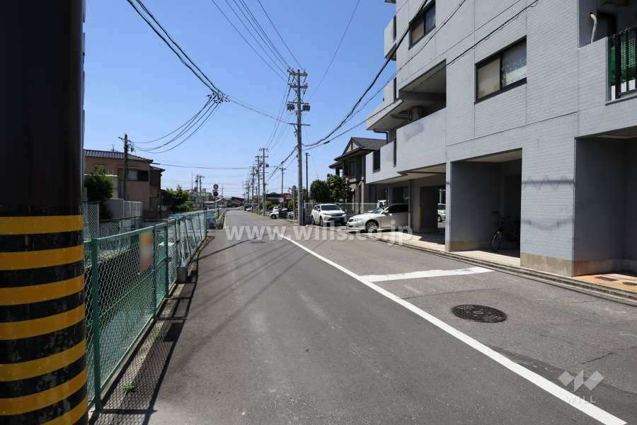 敷地南側の前面道路（東側から）