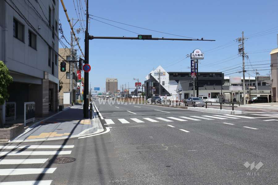 敷地東側の前面道路（南側から）