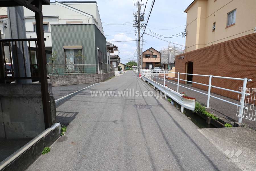 敷地西側の前面道路（南側から）