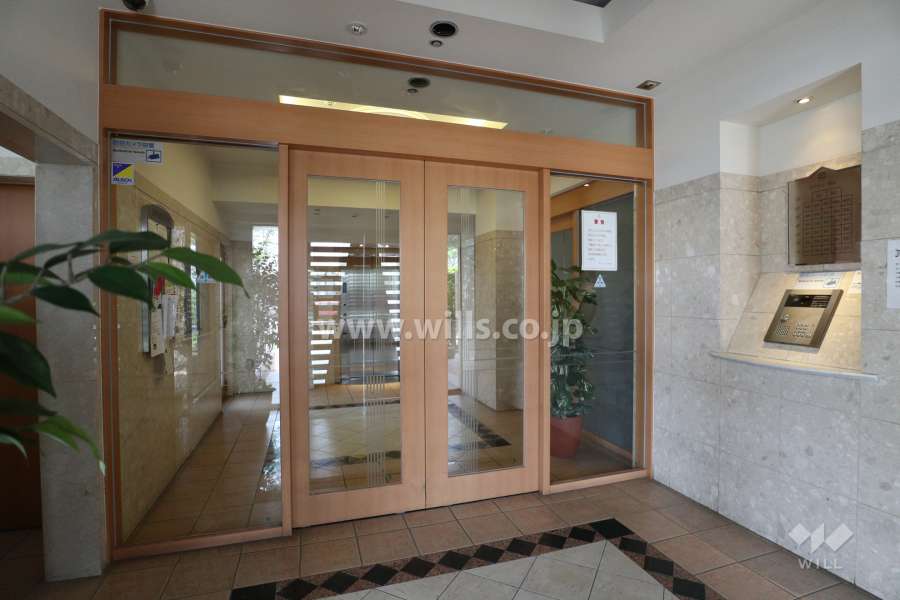 エントランスはオートロック付きです。