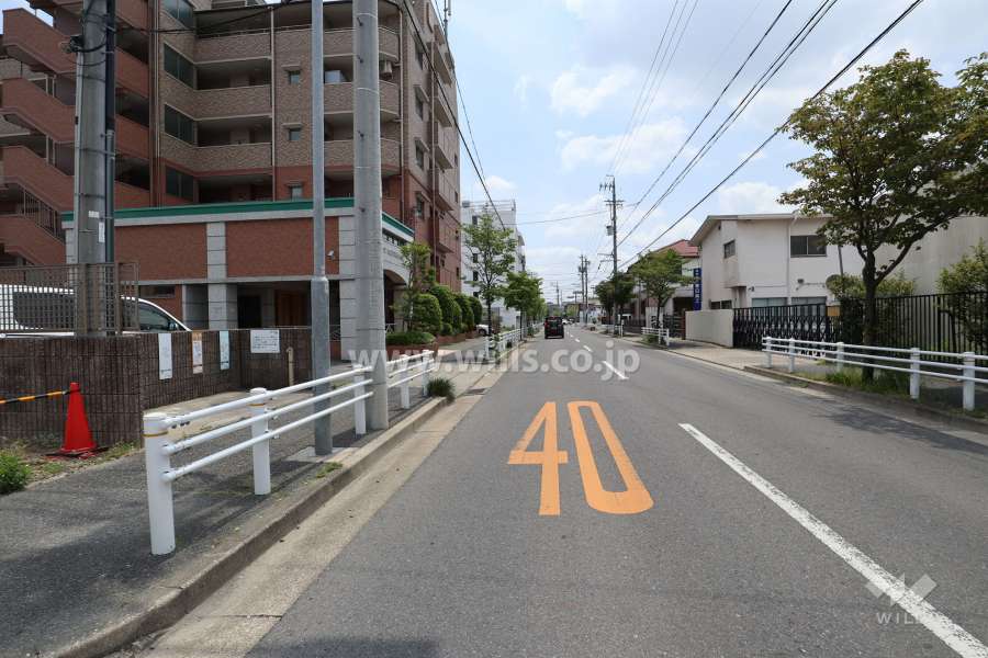 敷地西側の前面道路（北側から）