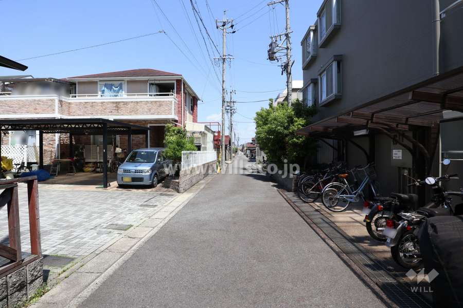 敷地西側の前面道路（南側から）