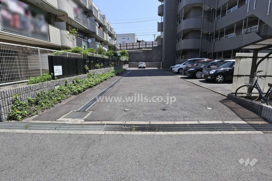 駐車場出入り口