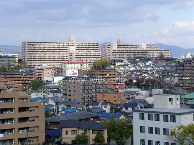 日興千里台スカイタウンの遠景。高台の住宅地にあります。