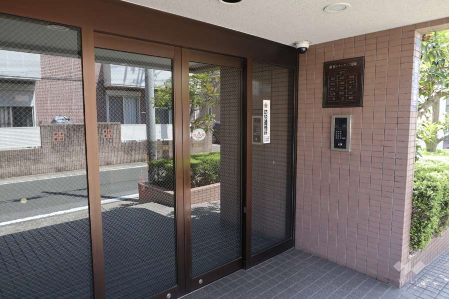 エントランスはオートロック付きです。