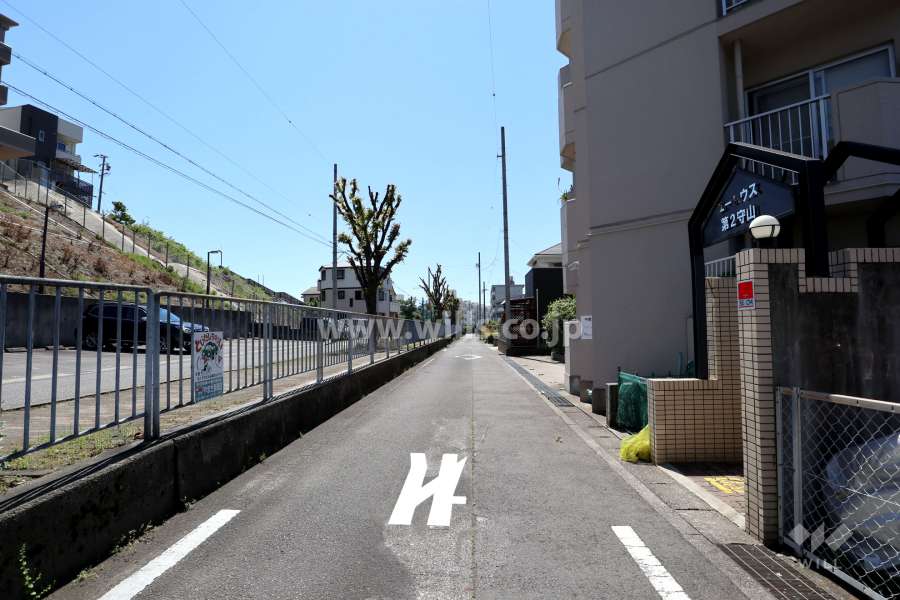 敷地南側の前面道路。一方通行の通りです。