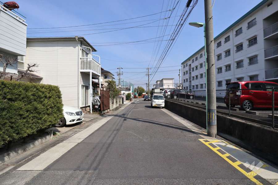 敷地北側の前面道路（西側から）