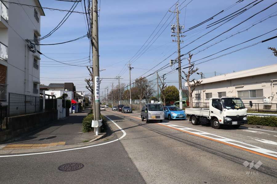 物件の東側前面道路（南側から）