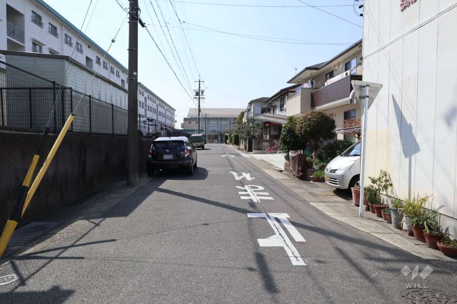 敷地北側の前面道路（東側から）