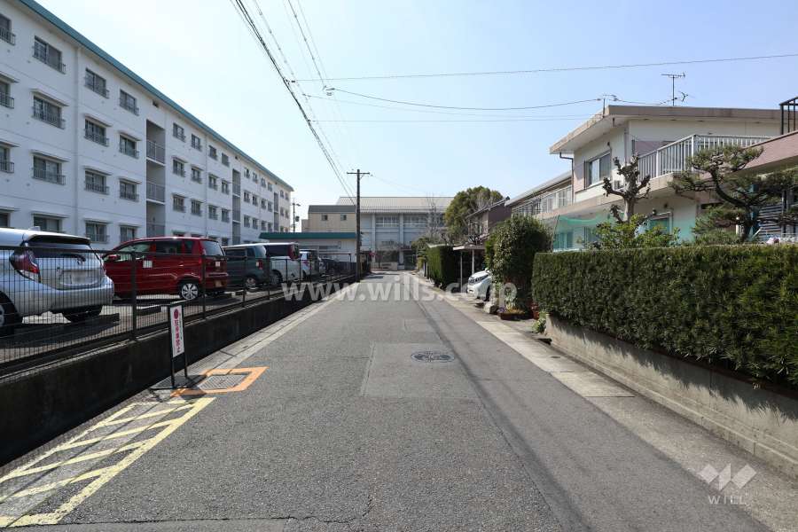 物件の北側前面道路（東側から）