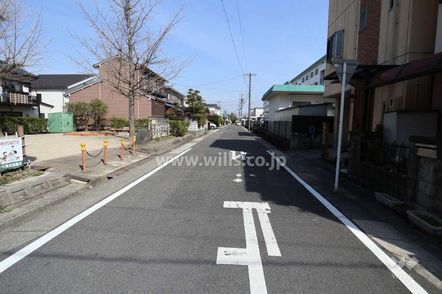 物件の北側前面道路（西側から）