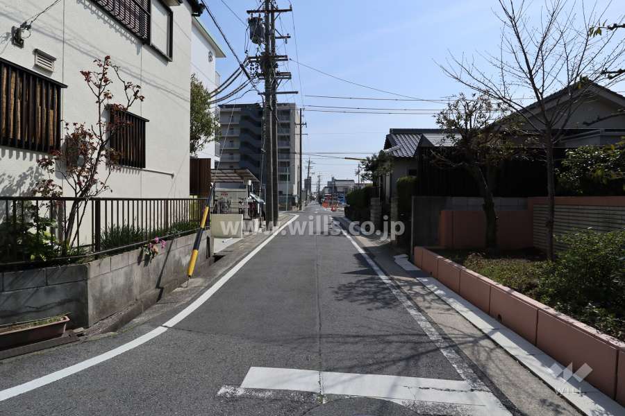 物件の西側前面道路（北側から）