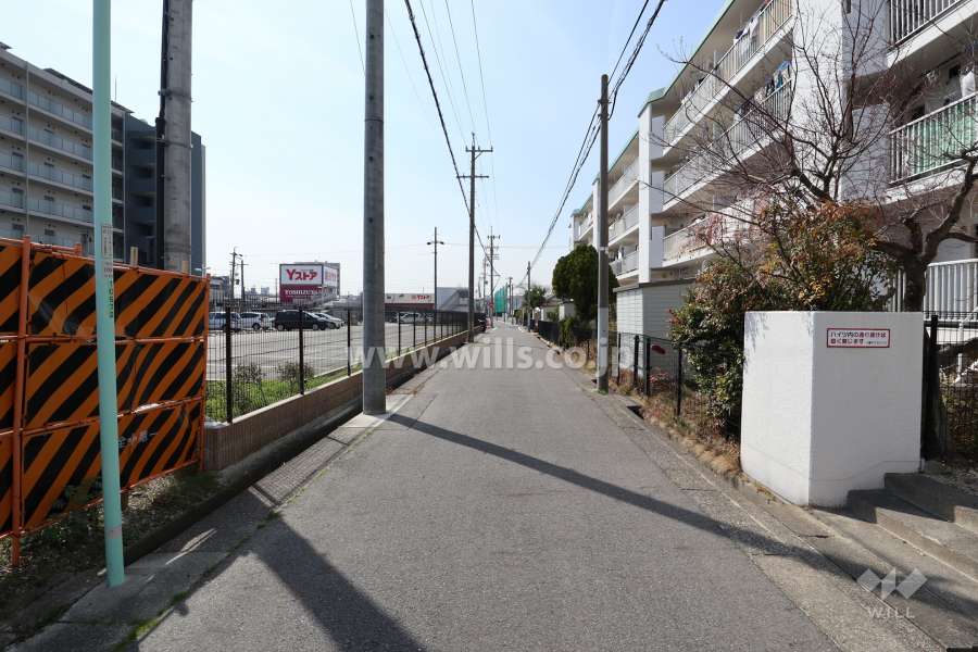 物件の南側前面道路（東側から）