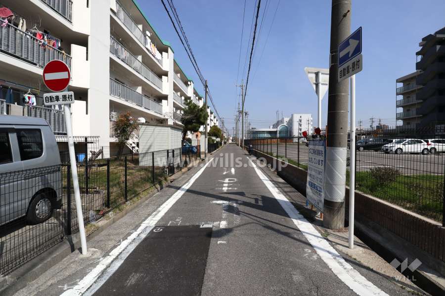 物件の南側前面道路（西側から）