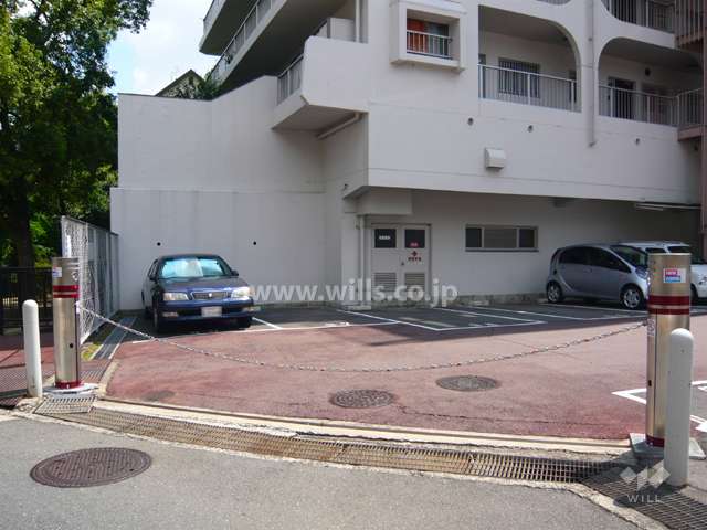 駐車場の出入り口はロボットゲートです