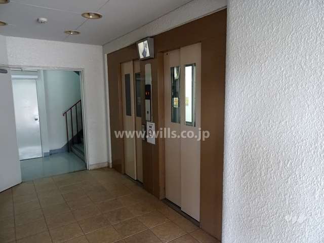 エレベーターはモニター付きです。