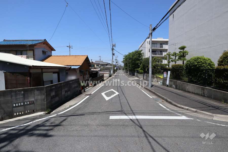 敷地西側の前面道路（南側から）
