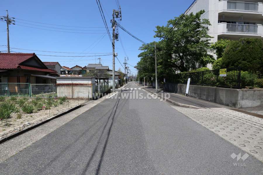 敷地西側の前面道路（南側から）