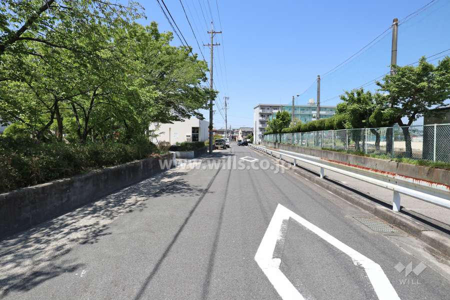 敷地東側の前面道路（南側から）