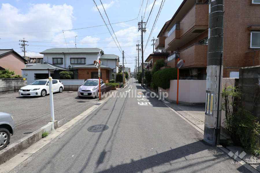 敷地の東側前面道路（北側から）