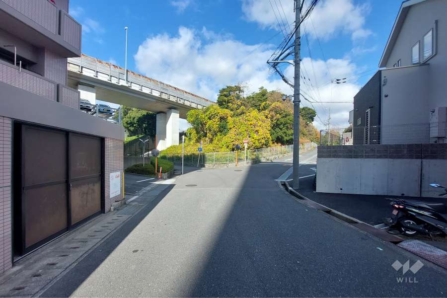 敷地東側の前面道路