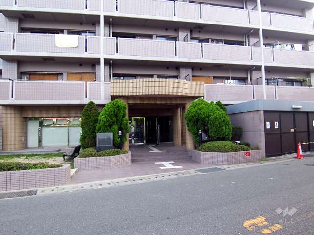 エントランス。エントランス横に小さな公園があります。