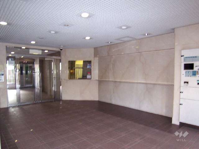 エントランスにはオートロックと宅配ボックスが設置されています。