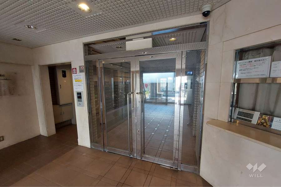 エントランスはオートロック付きです。